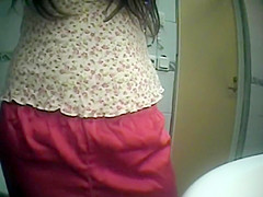 caught a teen 18+ girl pee