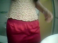caught a teen 18+ girl pee