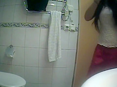 caught a teen 18+ girl pee