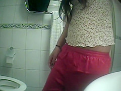 caught a teen 18+ girl pee