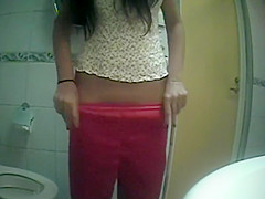 caught a teen 18+ girl pee