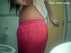 caught a teen 18+ girl pee