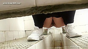 chinese girls go to toilet 25