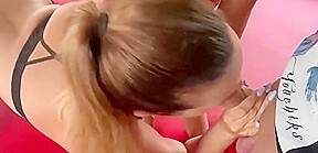 deux superbes chiennes sucent des bites
