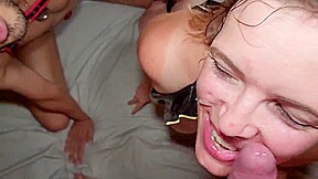 elle encule un homosexuel au gode ceinture