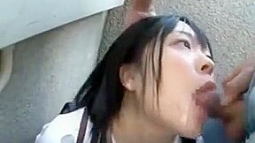 japonaise soumise suce inconnu dans escalier