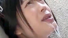 japonaise soumise suce inconnu dans escalier