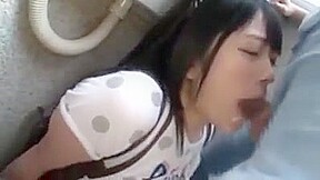 japonaise soumise suce inconnu dans escalier