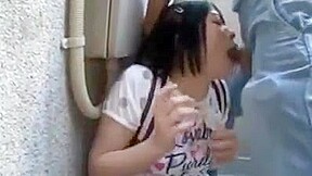 japonaise soumise suce inconnu dans escalier