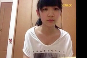 230306童顔でカワイイ子が胸チラ235