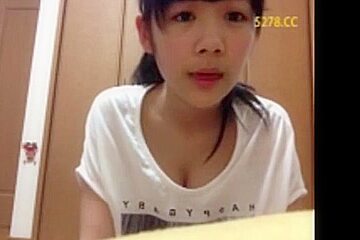 230306童顔でカワイイ子が胸チラ235