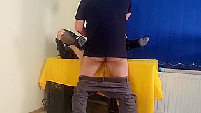 secretaire en cuir se donne a Step son patron (pornhub)