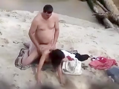 tapes this parents on the beach
