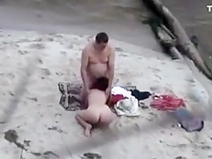 tapes this parents on the beach