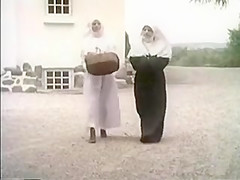 was nonnen machen in die zonne